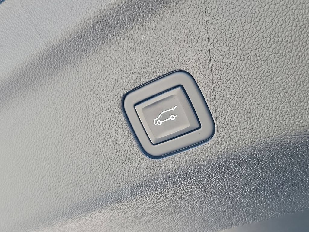 Used 2023 Chevrolet Tahoe Premier AWD/4WD image 11