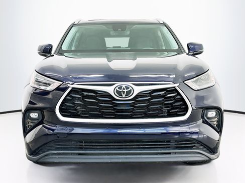 Used 2022 Toyota Highlander XLE image 2