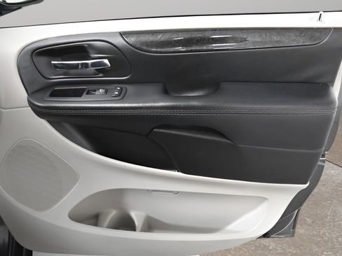 Used 2018 Dodge Grand Caravan SE w/ UConnect Hands-Free Group FWD image 14