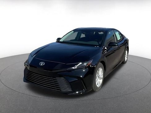 Used 2025 Toyota Camry LE image 7