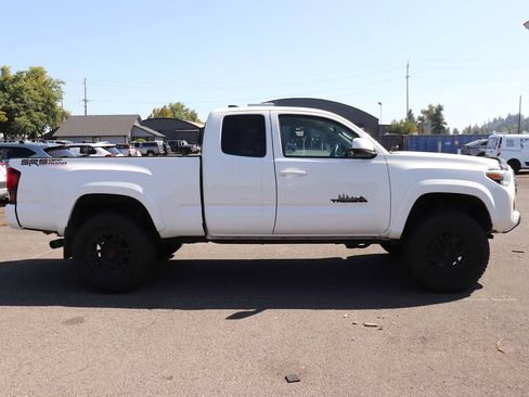 Used 2022 Toyota Tacoma SR5 AWD/4WD image 4