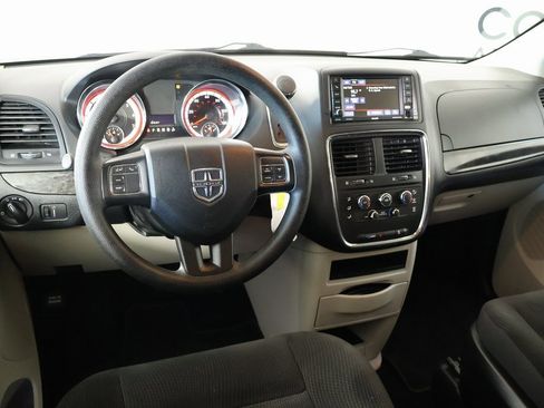 Used 2019 Dodge Grand Caravan SE w/ UConnect Hands-Free Group image 2