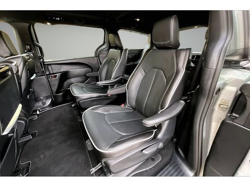 Used 2026 Chrysler Pacifica Premium FWD image 25