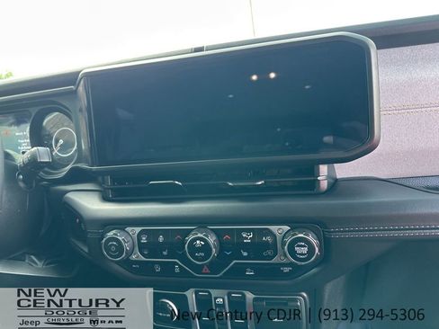Used 2025 Jeep Wrangler Unlimited Sahara AWD/4WD image 28