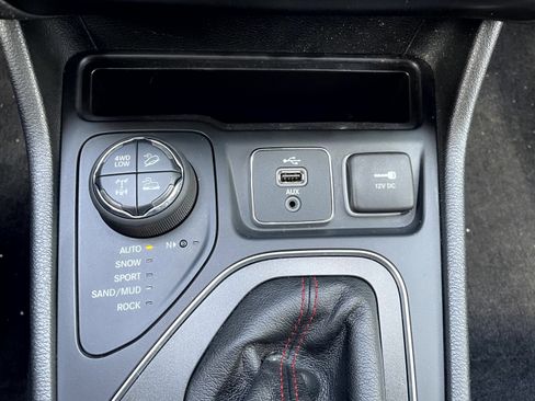 Used 2019 Jeep Cherokee Trailhawk w/ Cold Weather Group image 19