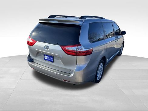 Used 2017 Toyota Sienna XLE image 5