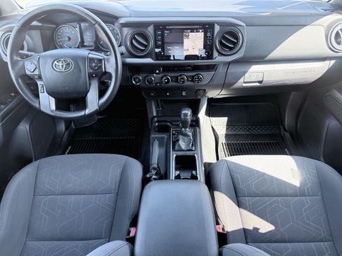 Used 2017 Toyota Tacoma TRD Sport w/ Tow Package (A/T) image 2