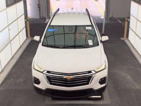 Used 2023 Chevrolet Traverse LT FWD image 2