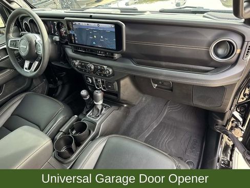 Used 2025 Jeep Wrangler Sahara image 15