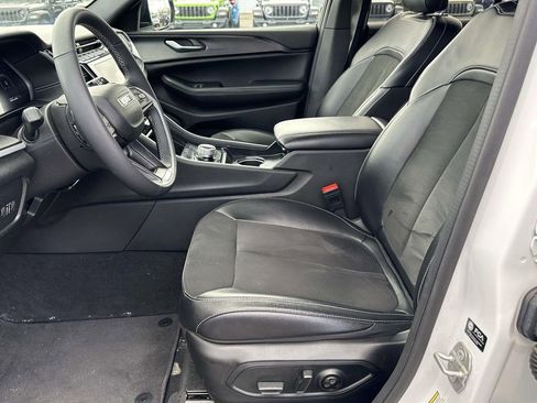 Used 2024 Jeep Grand Cherokee Altitude AWD/4WD image 17