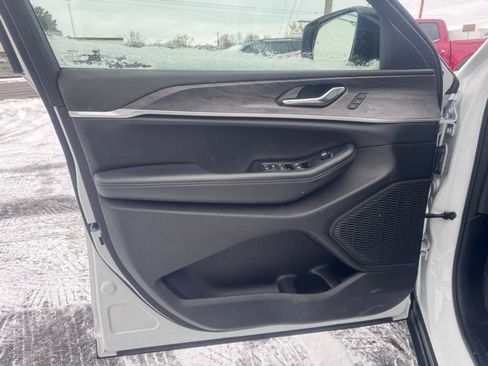 Used 2024 Jeep Grand Cherokee L Limited w/ Luxury Tech Group II image 11