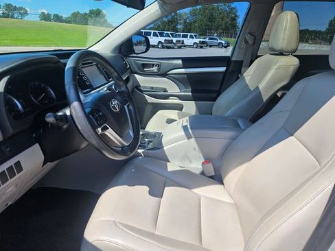 Used 2019 Toyota Highlander XLE FWD image 9