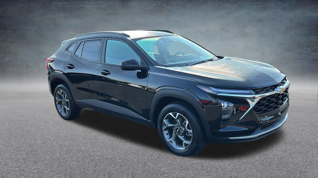 Used 2025 Chevrolet Trax LT FWD image 2