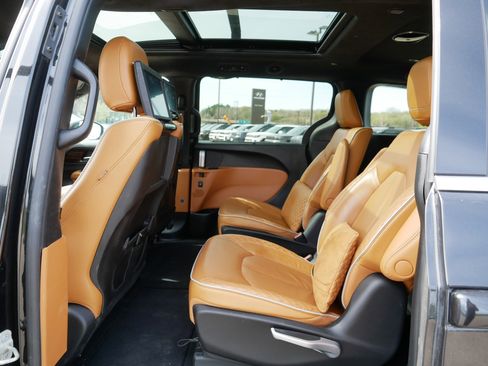 Used 2022 Chrysler Pacifica Pinnacle AWD/4WD image 16
