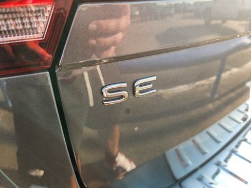 Used 2022 Volkswagen Tiguan SE w/ Panoramic Sunroof Package FWD image 9