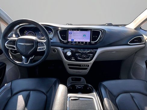 Used 2024 Chrysler Pacifica Touring-L FWD image 17