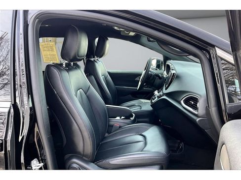 Certified 2025 Chrysler Pacifica Select image 8