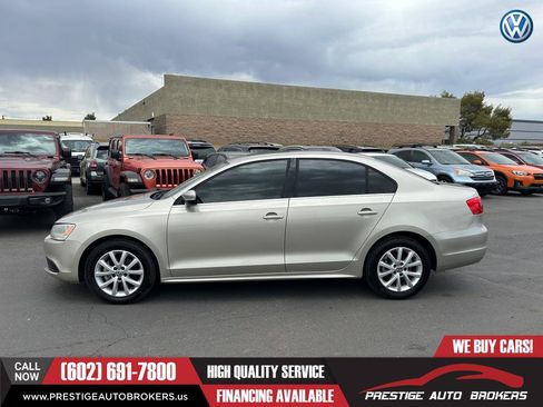Used 2013 Volkswagen Jetta SE FWD image 2