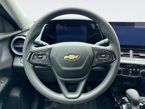 Used 2025 Chevrolet Trax LT FWD image 12