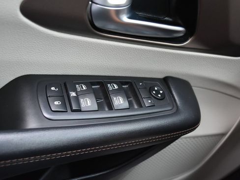 Used 2019 Chrysler Pacifica Touring-L Plus FWD image 24