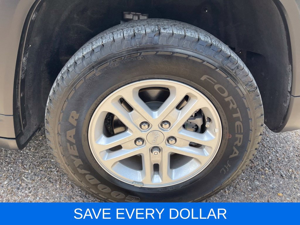 Used 2025 Jeep Grand Cherokee Laredo AWD/4WD image 22