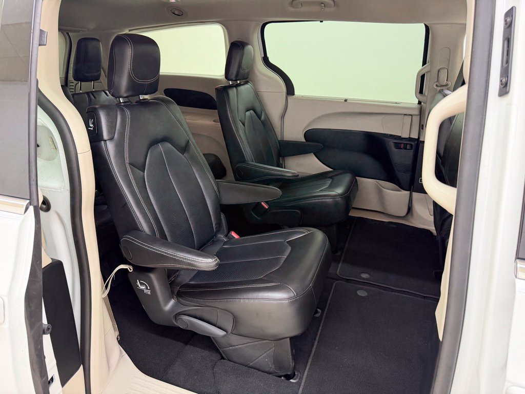Used 2023 Chrysler Pacifica Touring-L FWD image 13