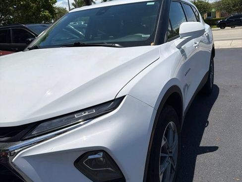 Used 2025 Chevrolet Blazer LT FWD image 1