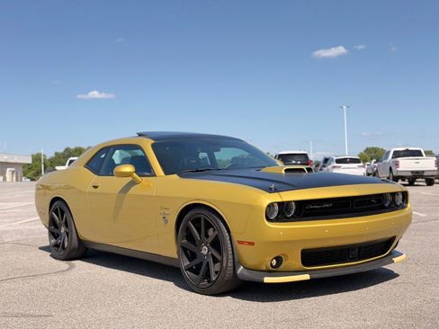 Used 2020 Dodge Challenger R/T RWD image 16