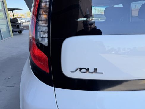 Used 2016 Kia Soul + image 14