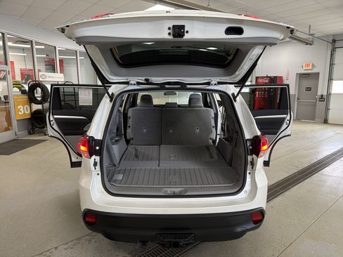 Used 2019 Toyota Highlander LE AWD/4WD image 16