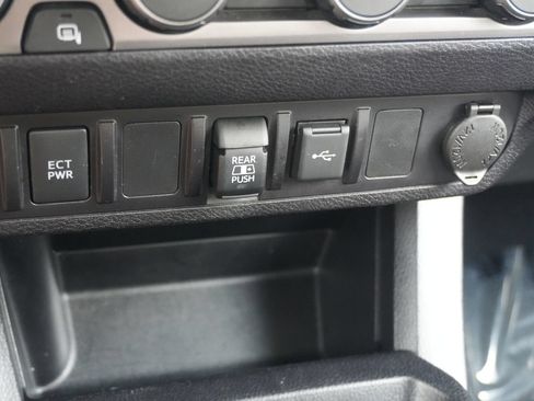 Used 2021 Toyota Tacoma SR5 AWD/4WD image 33