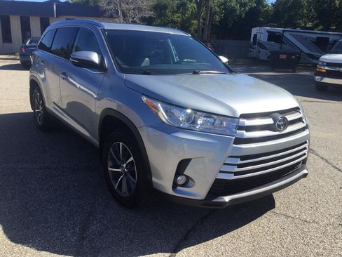 Used 2019 Toyota Highlander XLE AWD/4WD image 4