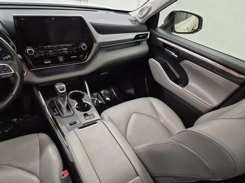 Used 2021 Toyota Highlander Platinum image 14