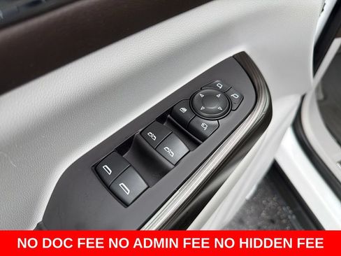 Used 2022 GMC Acadia SLT w/ Preferred Package FWD image 14