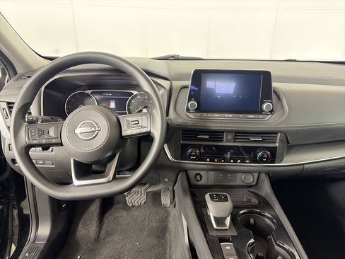 Used 2024 Nissan Rogue SV image 3