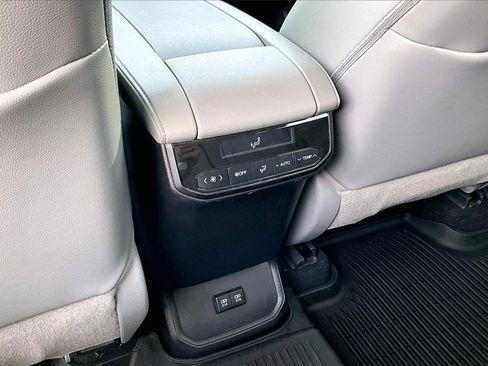 Used 2021 Toyota Highlander XLE image 30