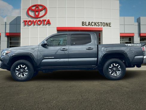 Certified 2022 Toyota Tacoma TRD Off-Road AWD/4WD image 6