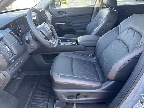 New 2026 Nissan Pathfinder Platinum image 17