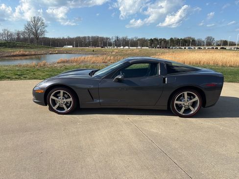 Used 2010 Chevrolet Corvette Coupe w/ 1LT RWD image 13