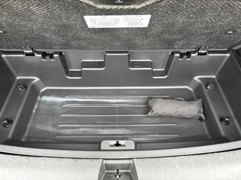 Used 2023 Chevrolet Traverse LT w/ LPO, Cargo Package AWD/4WD image 35
