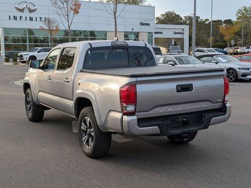 Used 2017 Toyota Tacoma TRD Sport image 5