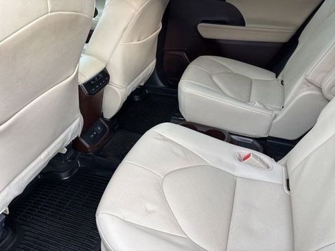 Used 2020 Toyota Highlander Limited image 31