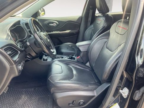 Used 2019 Jeep Cherokee Trailhawk AWD/4WD image 9