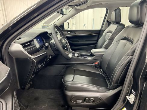 Used 2024 Jeep Grand Cherokee Limited w/ Luxury Tech Group II AWD/4WD image 21