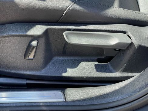 Used 2019 Volkswagen e-Golf SEL Premium image 31