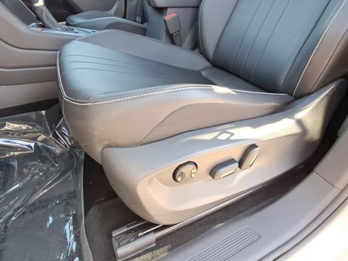 Used 2023 Volkswagen Tiguan SE w/ Panoramic Sunroof Package FWD image 27