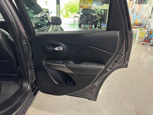 Used 2019 Jeep Cherokee Limited AWD/4WD image 39