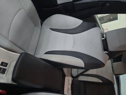 Used 2019 Toyota Prius Prime Premium image 29