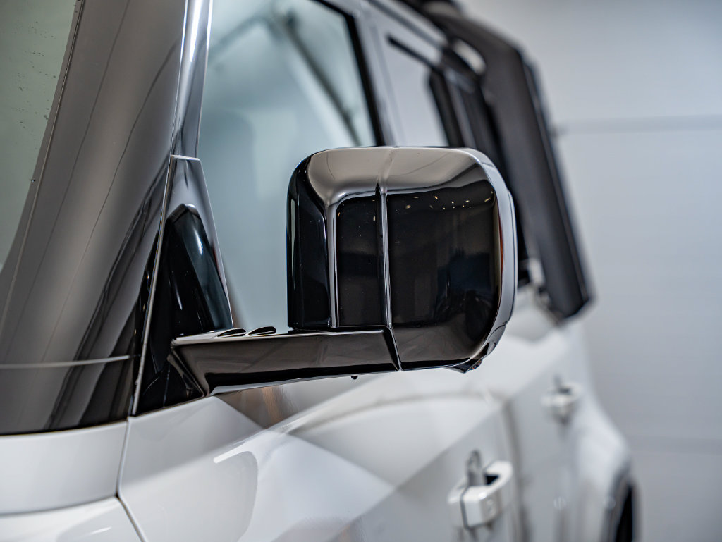 New 2026 Land Rover Defender 110 X-Dynamic SE AWD/4WD image 2
