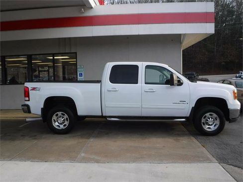 Used 2008 GMC Sierra 2500 SLT w/ Z71 Off-Road Package image 2